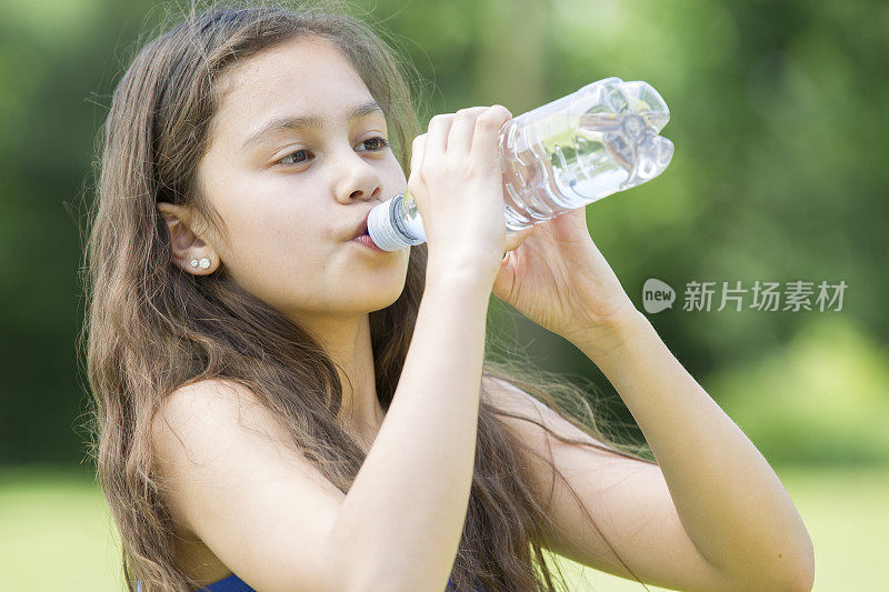 女孩喝了一瓶水