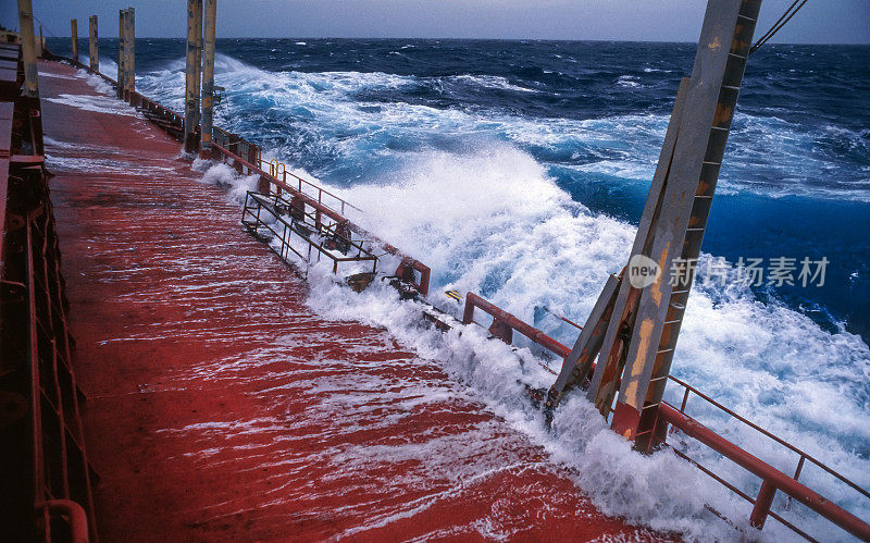 在海上风暴