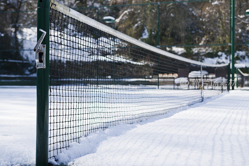一张网在冬天，覆盖着雪