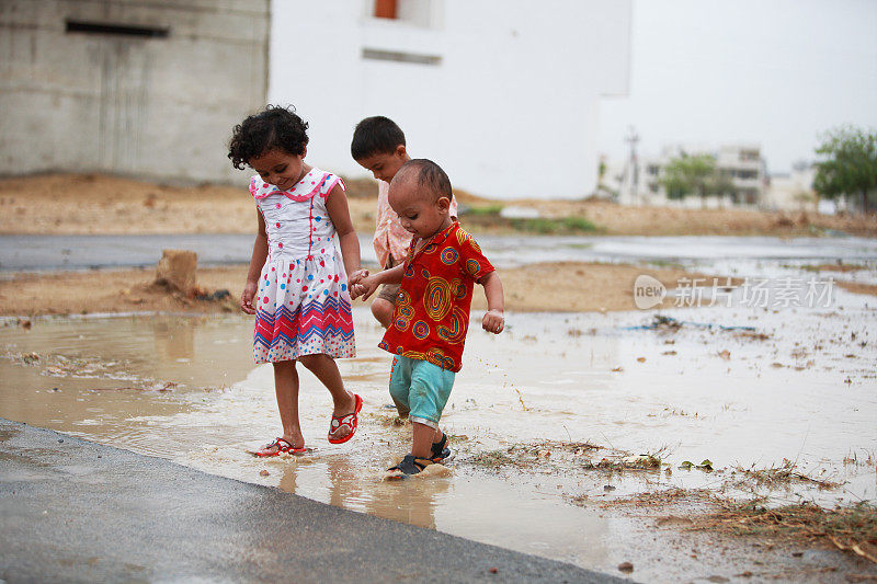 孩子兄弟姐妹关心玩自由雨水水坑