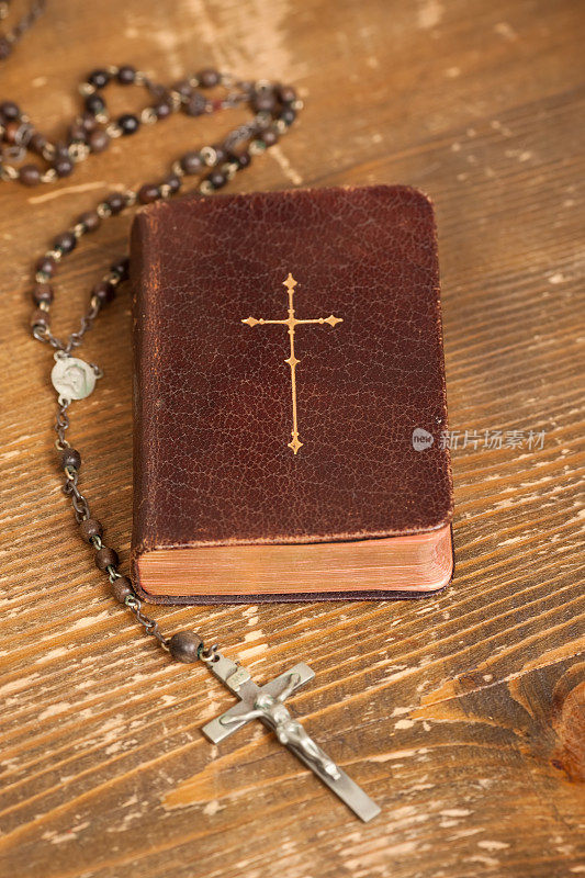 圣经和带有十字架的念珠