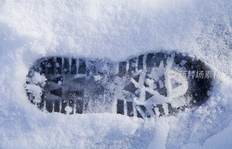 雪地里的鞋印