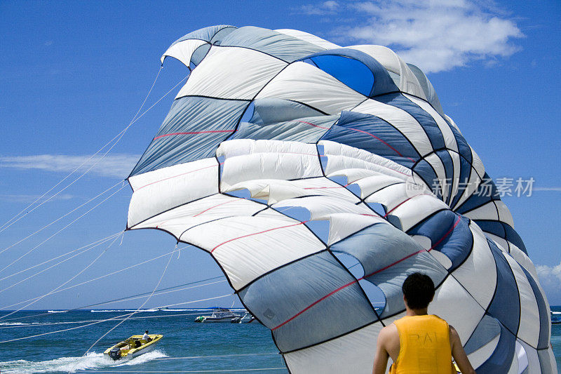 巴厘岛海岸的滑翔伞