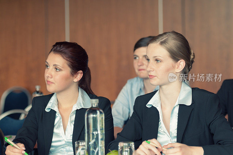 三个女人在商业研讨会上。