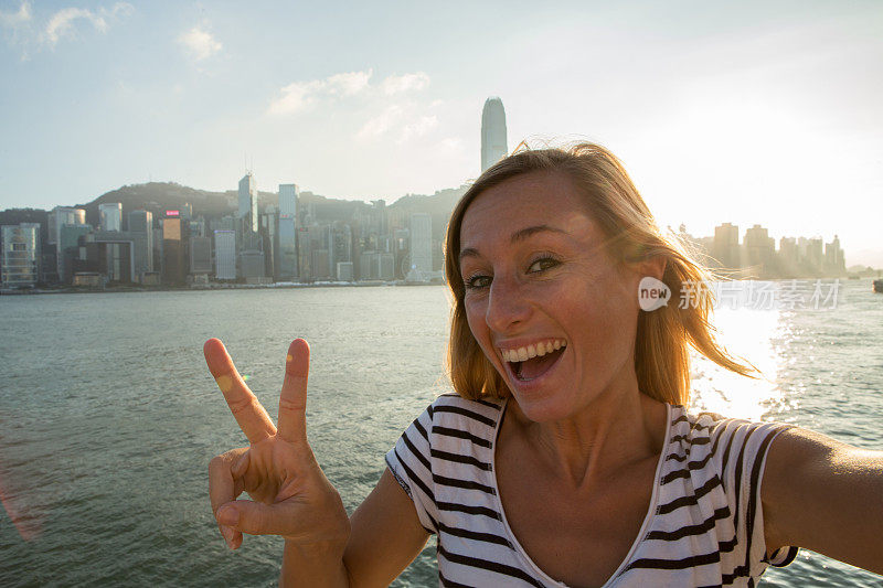 一名快乐的年轻女子在香港自拍