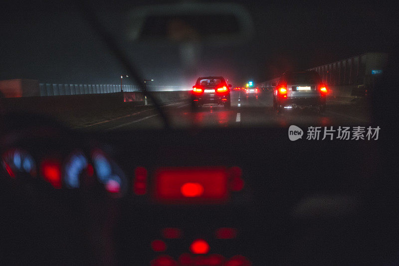 在一个雨夜的高速公路上开车