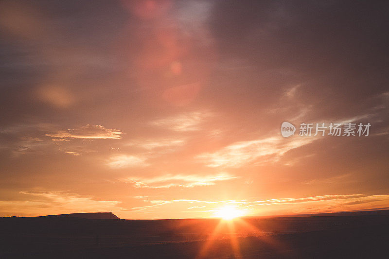 蒙大拿景观和日落剪影与太阳耀斑