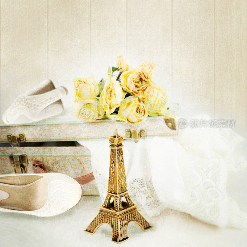 浪漫的背景，手提箱，玫瑰花束和埃菲尔铁塔。