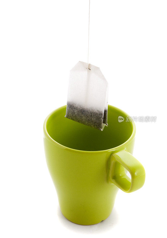 把茶包挂在绿色杯子上