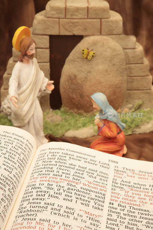 宗教:复活节圣经约翰圣经与坟墓雕像