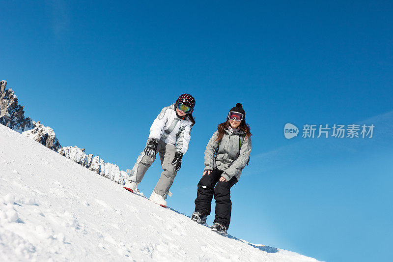 快乐的孩子们在雪地里玩耍