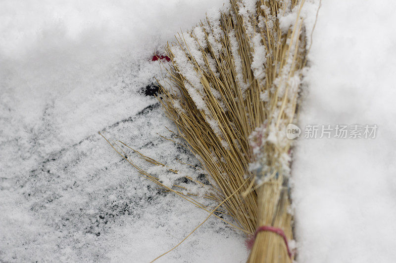 用扫帚扫雪