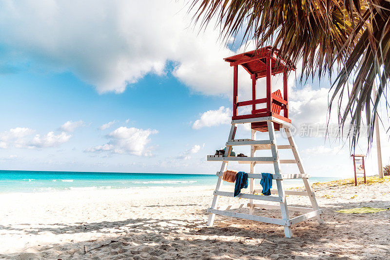 古巴巴拉德罗加勒比海滩上的木制瞭望塔