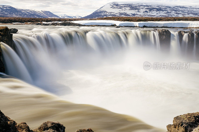 去了?这是冬天的一个瀑布，Skj?lfandaflj?t，冰岛，长期暴露