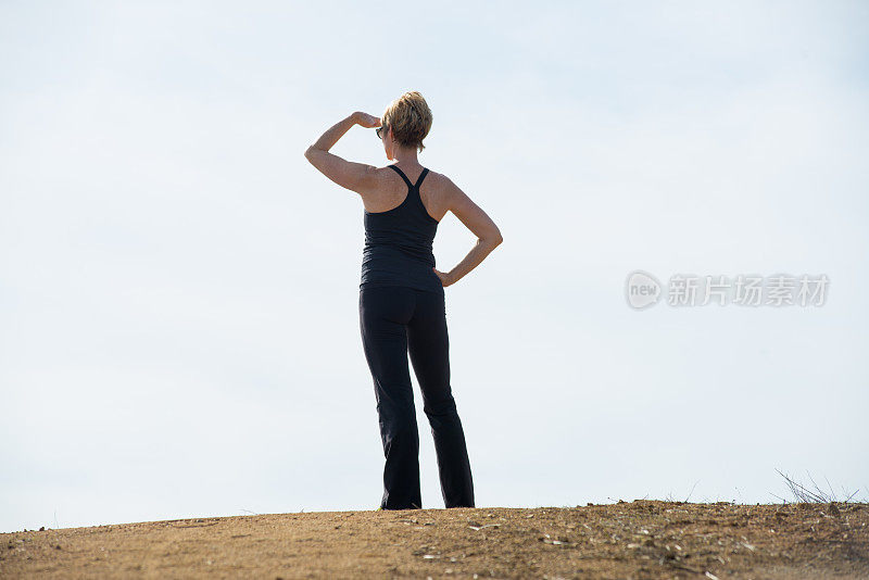 女慢跑者在山上俯瞰洛杉矶