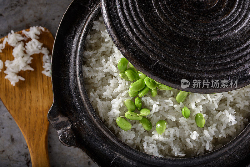 用铸铁锅煮毛豆米饭