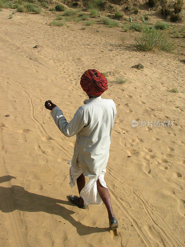 行走在沙尔沙漠中的印度人