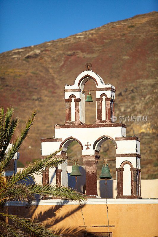菲尼基亚希腊东正教的钟楼。圣托里尼岛。