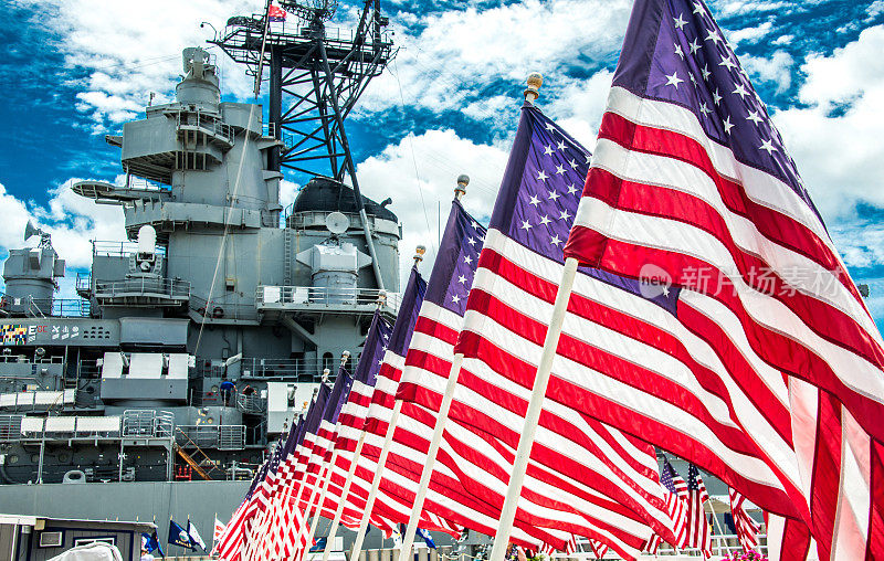 美国国旗在密苏里号航空母舰前面