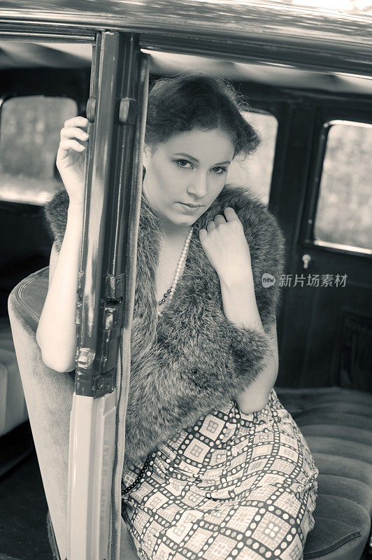 坐在老爷车里的女人——1930年风格