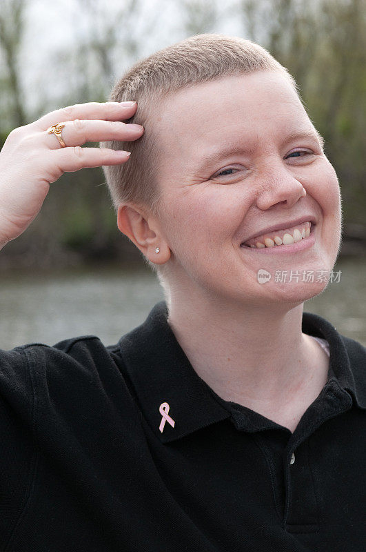 一位乳腺癌患者展示了她的短发