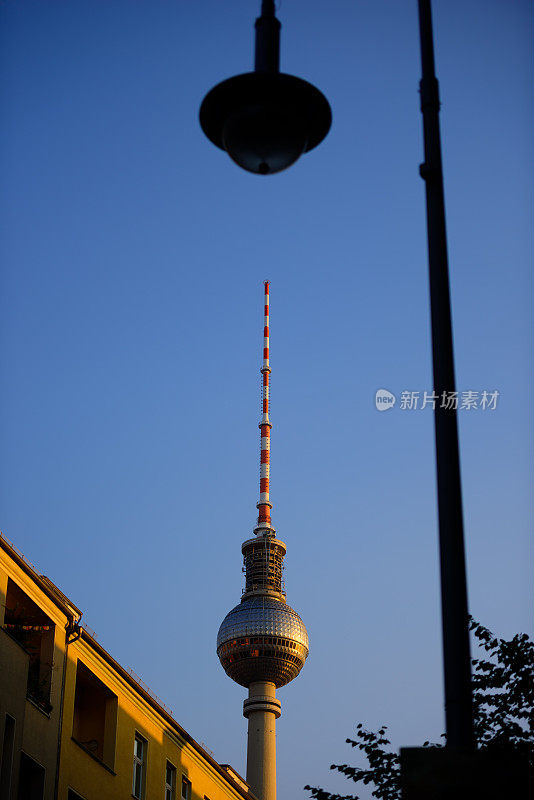 柏林电视塔和街灯