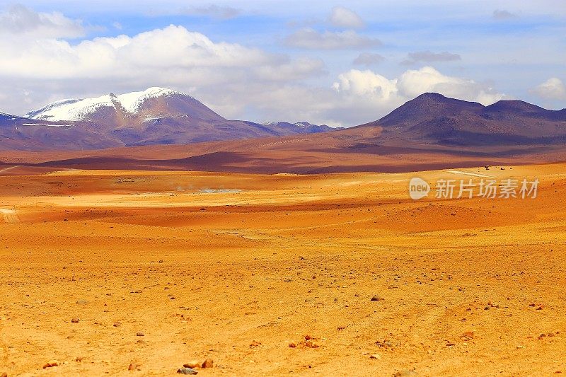 令人印象深刻的玻利维亚安第斯高原和田园诗般的阿塔卡马沙漠，火山景观全景-波托西地区，玻利维亚安第斯，智利，Bolívia和阿根廷边境