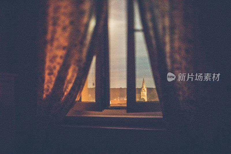 夏天的窗边满月之夜