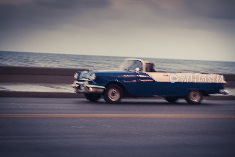 古巴哈瓦那Malecon上的一辆老爷车