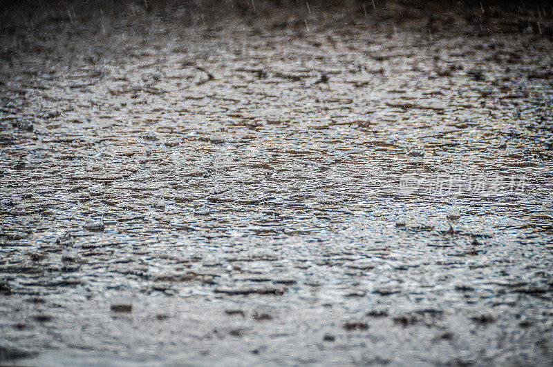 雨水滴在潮湿的人行道上