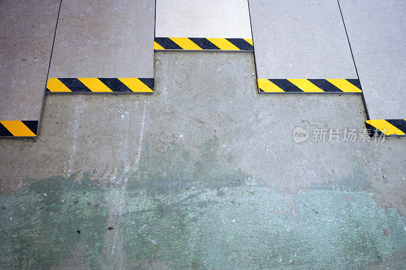 在装修中放置瓷砖的黄色警告线
