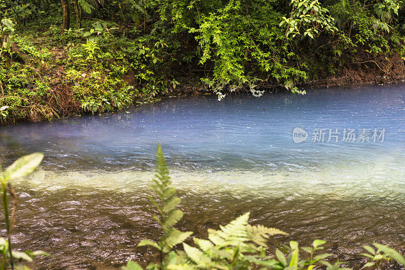 哥斯达黎加特诺里奥火山国家公园的彩色河