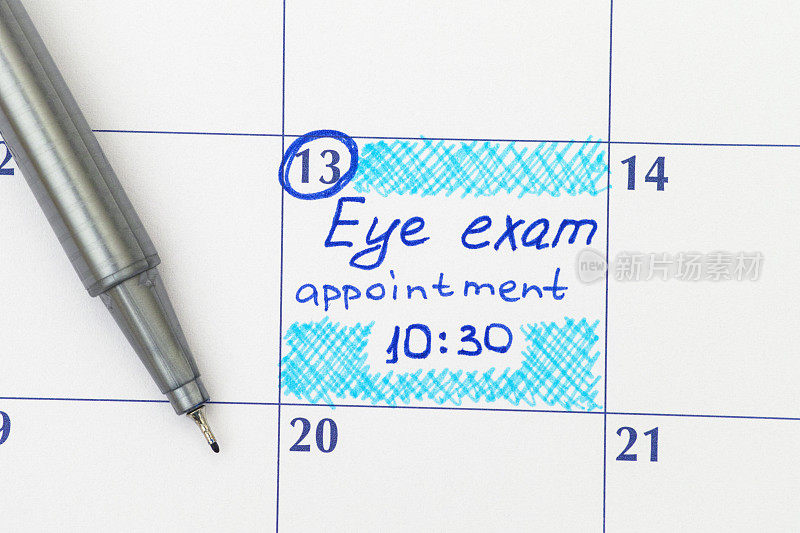 用笔在日历上提醒眼科检查预约