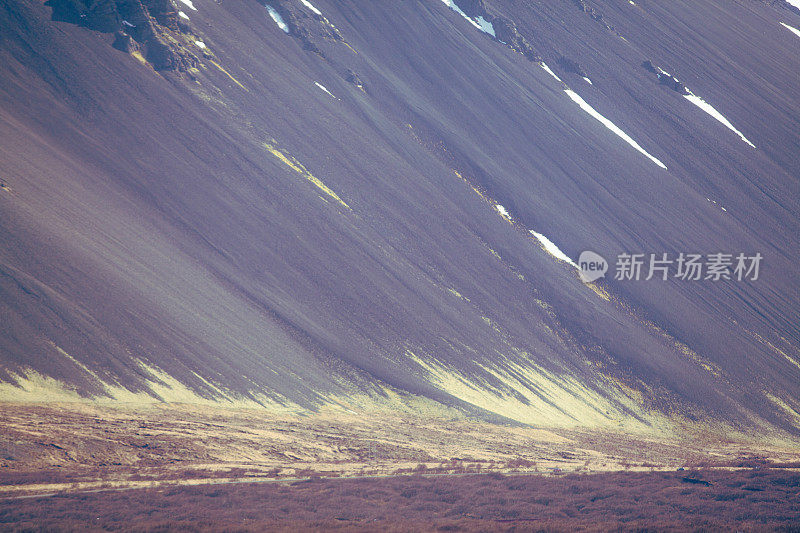 在冰岛有一点雪的山谷