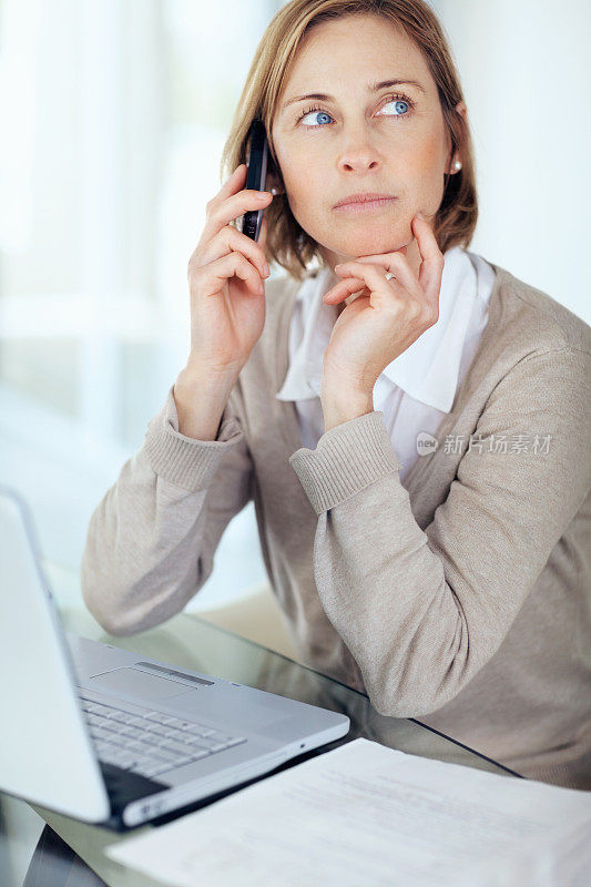 现代商业女性在沃手机上深思熟虑的交谈