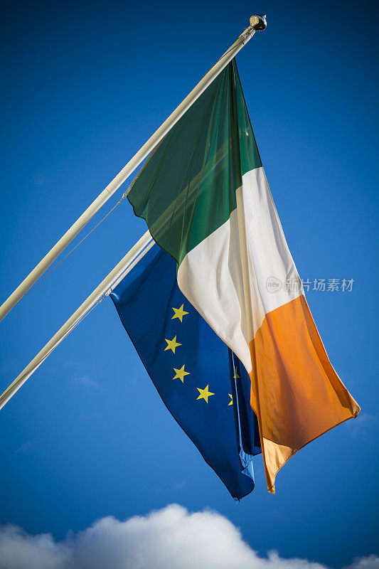 爱尔兰和欧盟的旗帜共同映衬着蓝天
