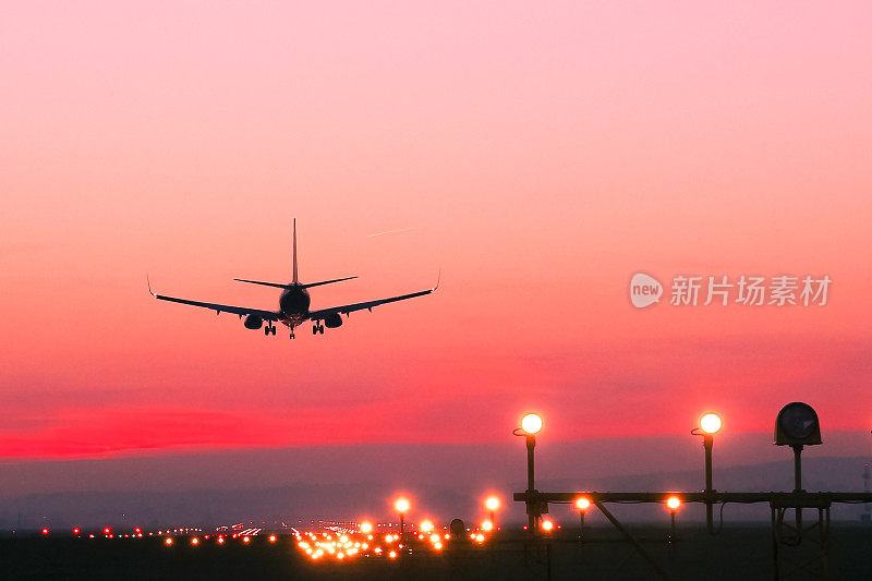 飞机在日落时降落在一个机场