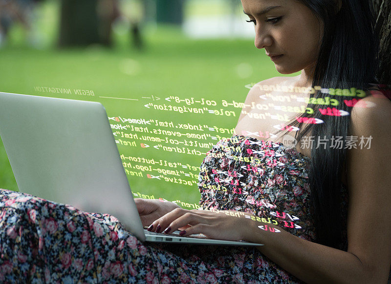 年轻的亚洲女程序员工作，远程办公，在绿色公园