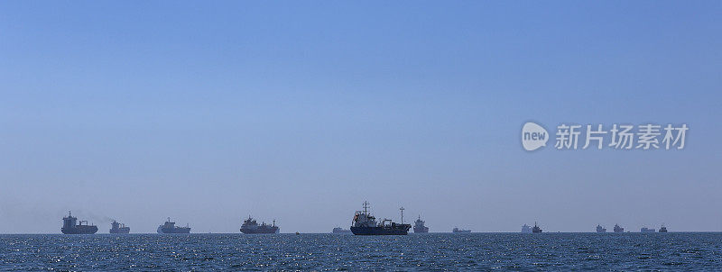 在土耳其伊斯坦布尔托普卡皮阿塔科伊附近的马尔马拉海岸，工业船只正在等待装货