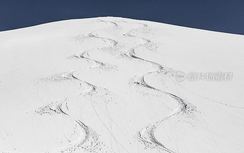 山坡上的滑雪道