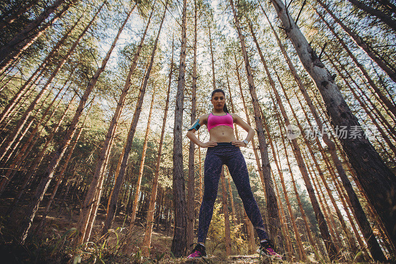 站在木头里的运动型女人