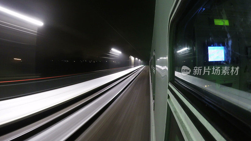 视角夜车疾驶，火车到站和离开站台，时间流逝，夜间灯光反射在火车的窗户