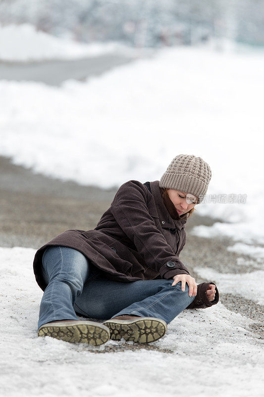 一个年轻女子在结冰的街道上出了车祸