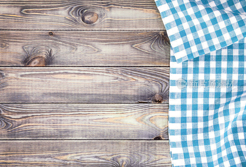 白色老木桌与蓝色格子桌布，顶部视图与拷贝空间