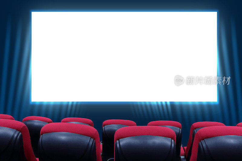 有黑屏和红色座位的电影院