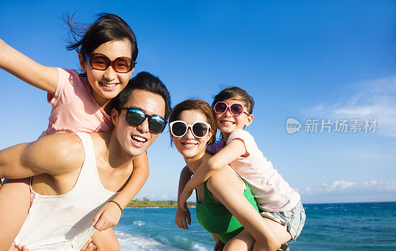 快乐的家庭在海滩上玩
