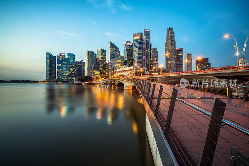 蓝时，新加坡中央商务区的天际线