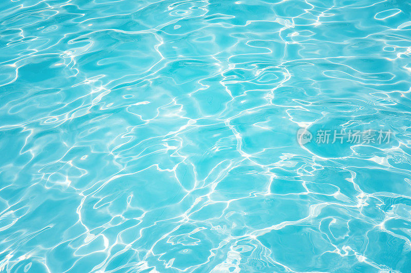 池水碧蓝明亮，映着阳光，池水荡漾，池水柔美