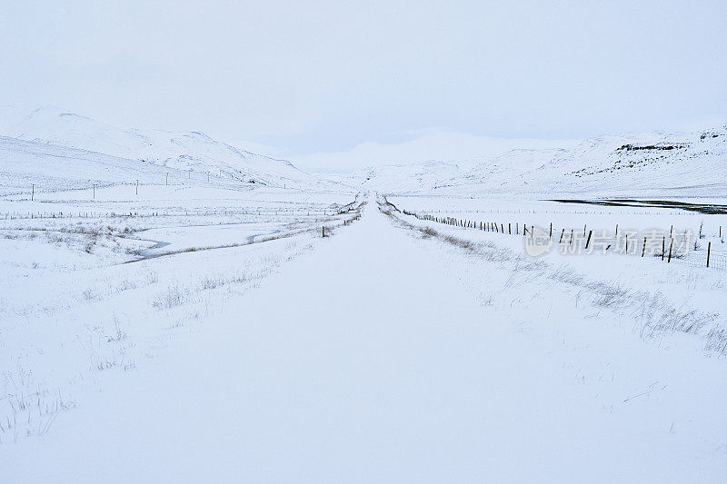 冰的道路在雪景-冰岛