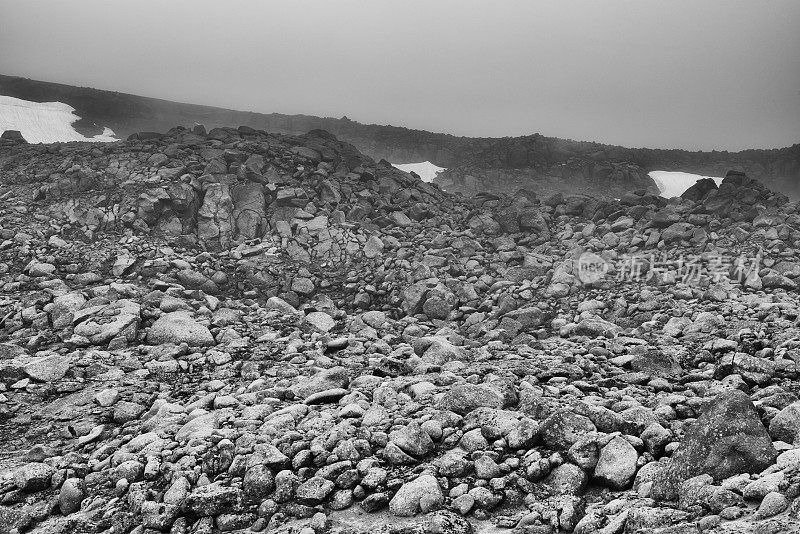 冰岛高地火山景观中的巨石